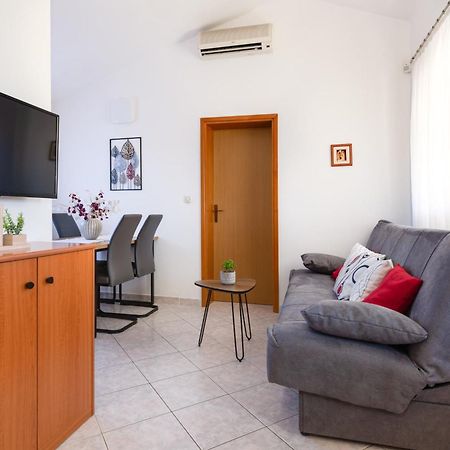 Villa Livia: Family-Friendly Retreat with Pool and Playground Liznjan Exterior photo
