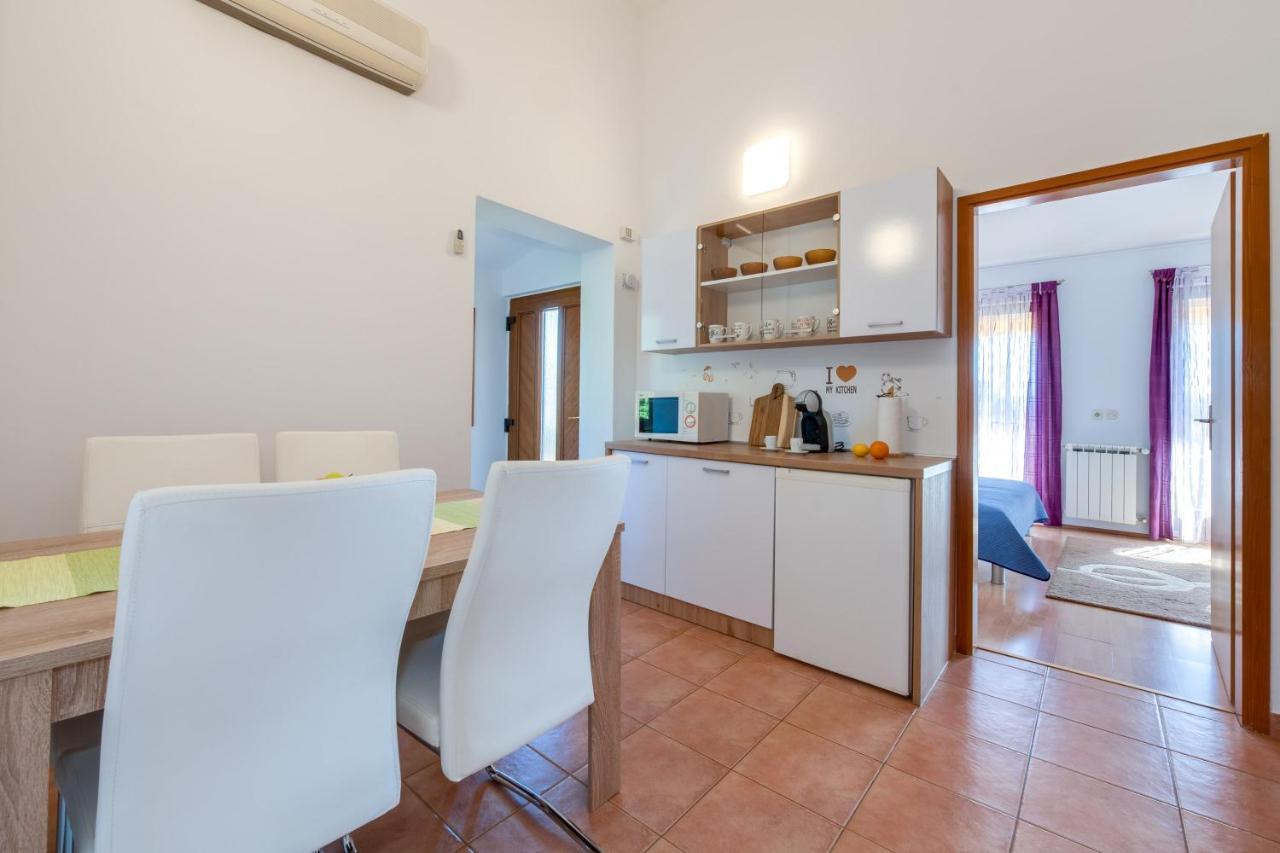 Villa Livia: Family-Friendly Retreat with Pool and Playground Liznjan Exterior photo