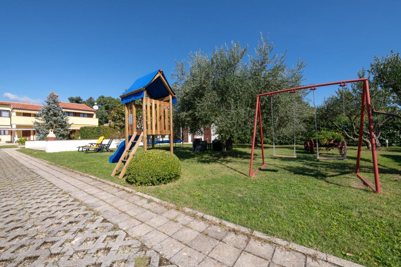 Villa Livia: Family-Friendly Retreat with Pool and Playground Liznjan Exterior photo