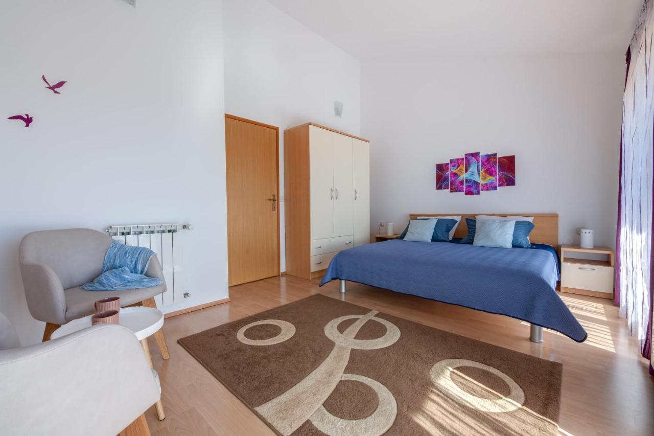 Villa Livia: Family-Friendly Retreat with Pool and Playground Liznjan Exterior photo