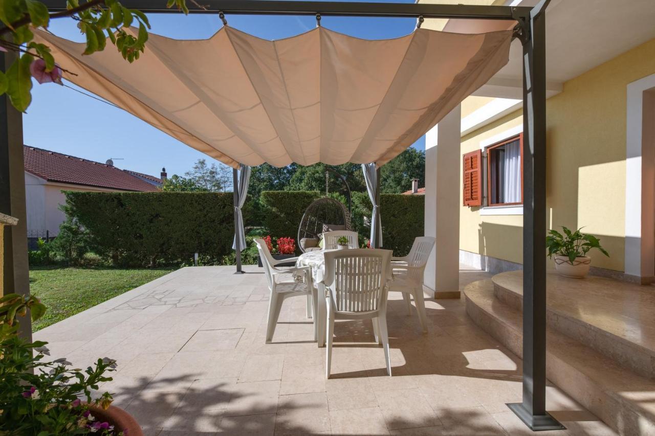 Villa Livia: Family-Friendly Retreat with Pool and Playground Liznjan Exterior photo