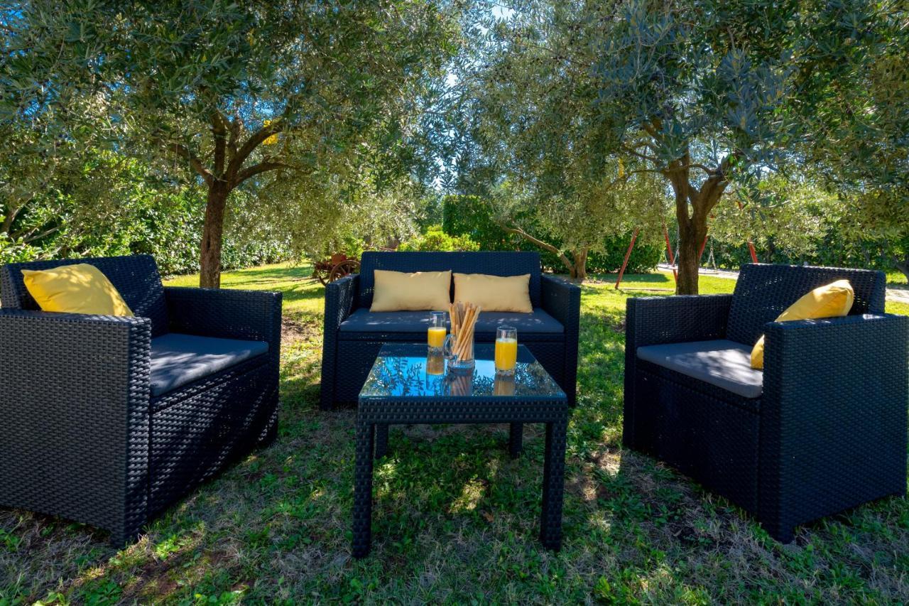 Villa Livia: Family-Friendly Retreat with Pool and Playground Liznjan Exterior photo
