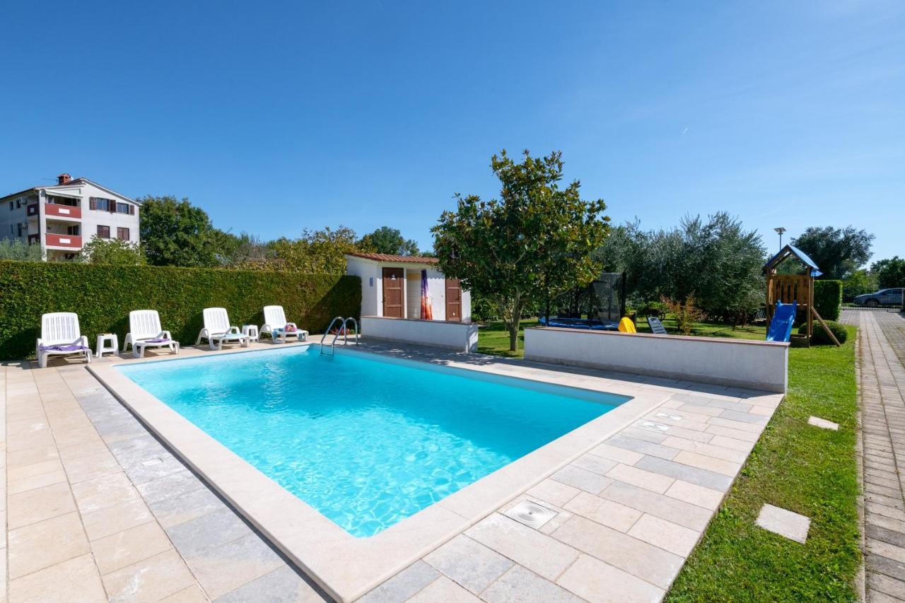 Villa Livia: Family-Friendly Retreat with Pool and Playground Liznjan Exterior photo