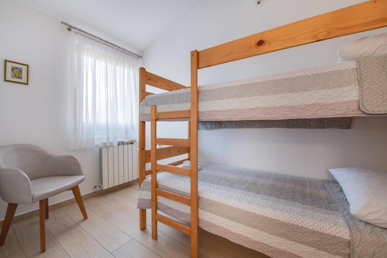 Villa Livia: Family-Friendly Retreat with Pool and Playground Liznjan Exterior photo