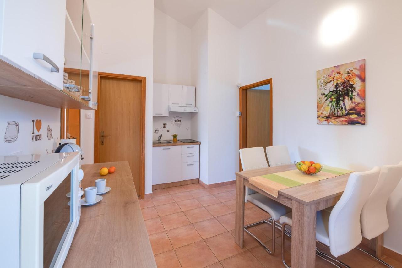 Villa Livia: Family-Friendly Retreat with Pool and Playground Liznjan Exterior photo