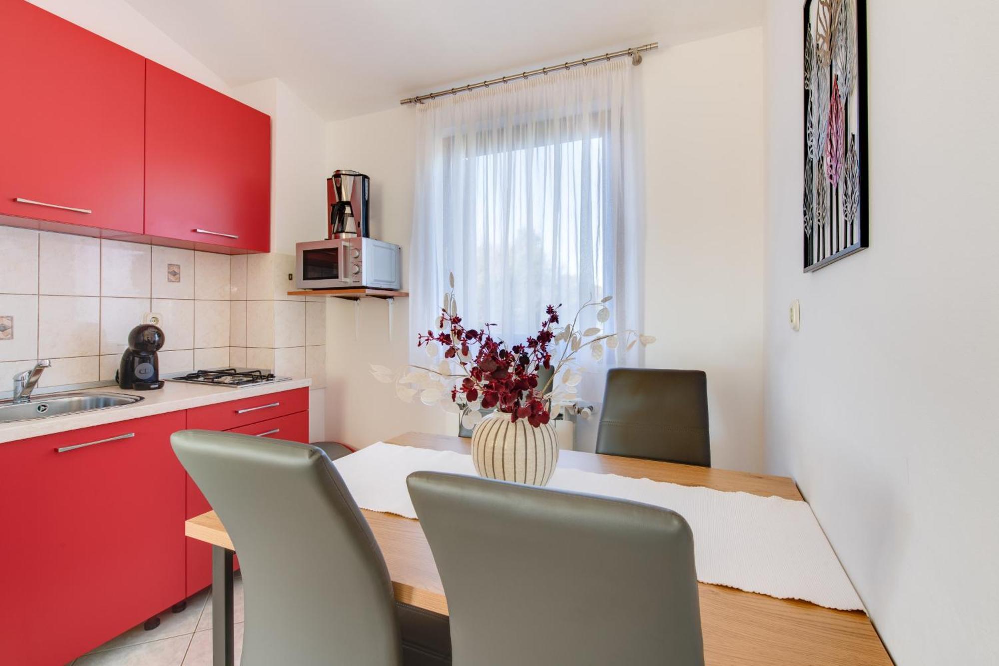 Villa Livia: Family-Friendly Retreat with Pool and Playground Liznjan Exterior photo